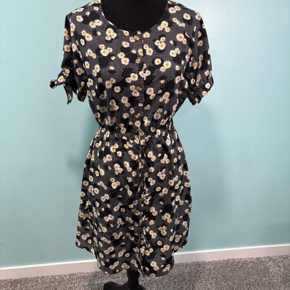 MPH Collection Black Dress Daisy Print Short Sleeve, Size M              Lot A